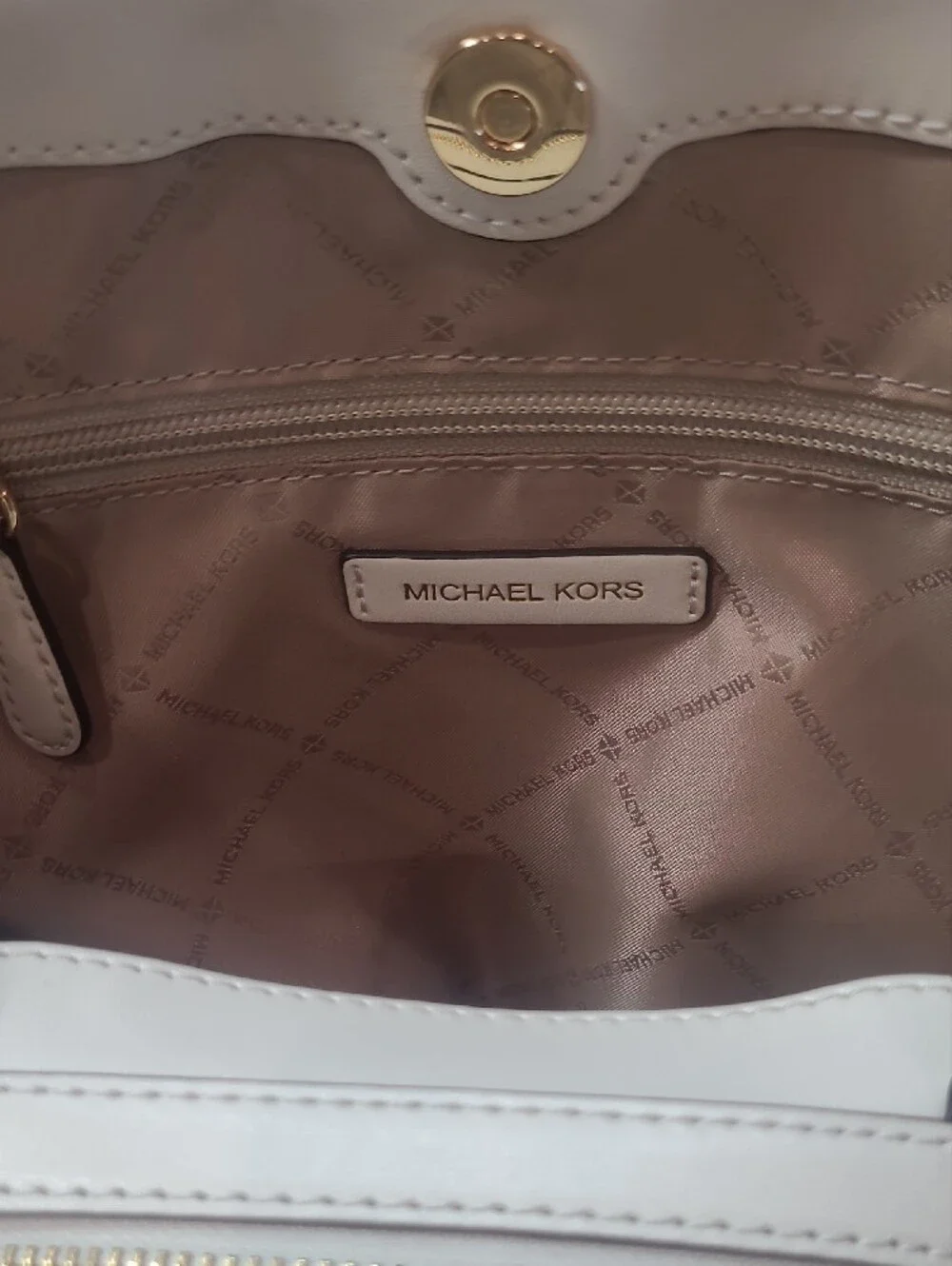 EUC Michael Kors Raven Medium Shoulder Bag Women's Cream Initial Logo Purse